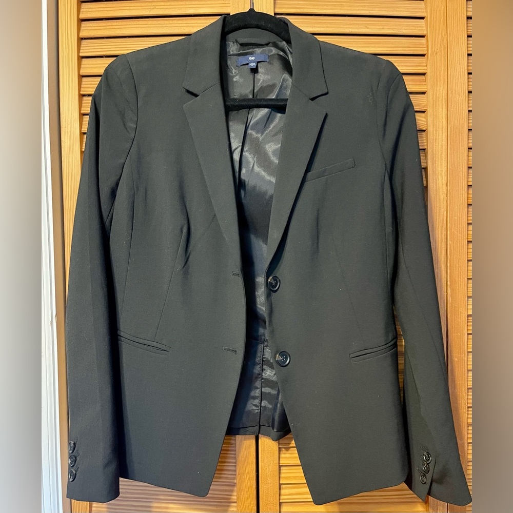 GAP SZ 8-Women’s Classic Black Blazer- Timeless, versatile! Excellent condition!